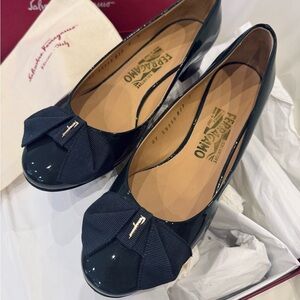 [Authentic] Salvatore Ferragamo Navy Patent Leather Pumps